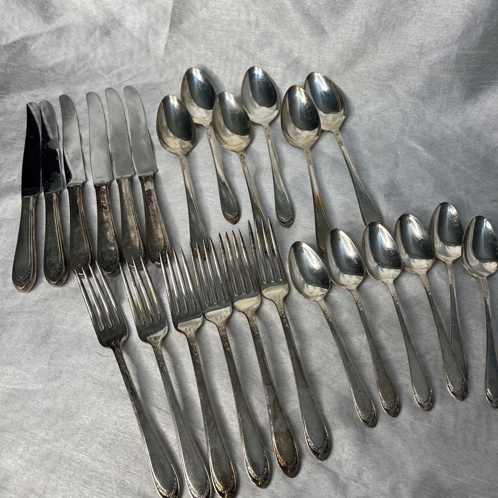 Vintage 1847 Rogers Bros Lovelace  Silverplate Flatware - 24 Pc